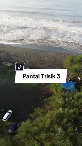 Pantauan aerial saat hari minggu di wisata pantai trisik