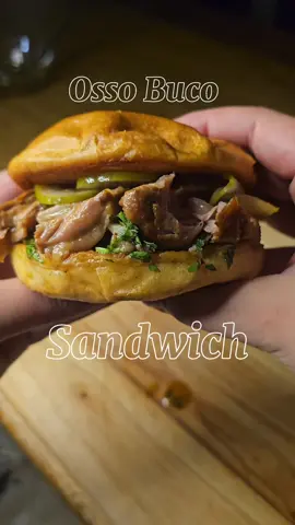 Απλά λιώνει....Osso Buco Sandwich! Ψήσιμο : 175⁰C για 2.5 ώρες στον αέρα και μετά μισή ώρα σε μέτρια φωτιά στο τηγάνι να 
