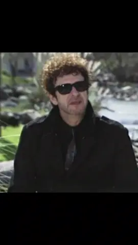 Aprender amar en tiempo de cagones no es poca cosa.👌🏼 #gustavocerati #fypシ゚viral #paratii #fraces #🇦🇷 #elpelaromero #♥️ #lyrics_songs #letras #Cerati #musica #ceratieterno #sodastereo #videoviral #fyp #fracesdeamor #gustavocerati #fypシ゚viral 