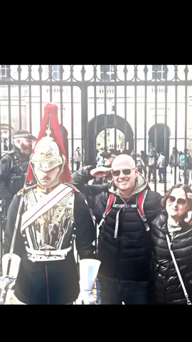 They respectfully saluted the king's gủads ❤️💯✌️#horseguardsparade #kingguard #military #royalfamily #army #thekingguard #foryou #police #soldier #royalguard #foryoupage 