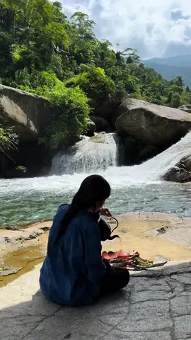 Hồi nhỏ cứ thắc mắc sao người lớn có thể trầm ngâm nhìn trời đất mà không nói gì. Bây giờ thì mình thường xuyên ngắm nhìn mọi thứ vô định như thế🍃#binhyen #fyp 