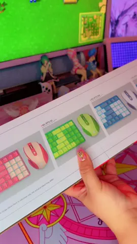 🍓Sponsored🍓 🍓Redragon🍓 🍒Happy Sunday, got this keyboard and mouse from @redragon@Redragon Love the color🍒 Specs Wireless Keyboard And Mouse Combo One 2.4Ghz Dongle For Both Keyboard & Mouse 75% 78 Keys Low-Profile Mechanical Keyboard Rechargeable Battery Single Blue Blacklight 2400 DPI Ergonomic Mouse. Link https://redragonshop.com/products/bs8772-keyboard-and-mouse-combo?variant=45609027535070 #keyboards #keebs #redragonkeyboard #asmr #open #redragon #cuteaccount #lindo #setup #kawaiigirl #setupgamer #pink #gaming #gaminginstagram #GamingSetup #cutesetup #cute #cuteness #kawaii #kawaiines #pinknails #pinkaccount #controller #gamingaccesories #gamingfan #cozygaming #cozygames #kuromi #pc 