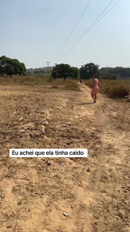 Fui la ajudar ela 