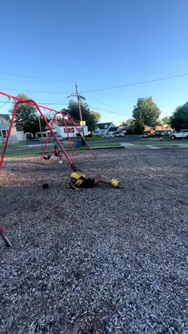 Her wig is so dramatic 🙄😂  #swingfail #park #momtok #funnymoms #funnymoments #failarmy 