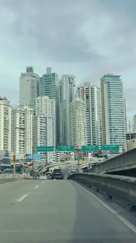 Es que recorrer las calles de Panamá y escuchar estos temazos, pa que mas?? Me encantad Panamá #panama #pty #panamacity #rascacielos 