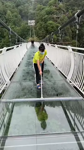 #Membersihkan Jembatan Kaca di China 