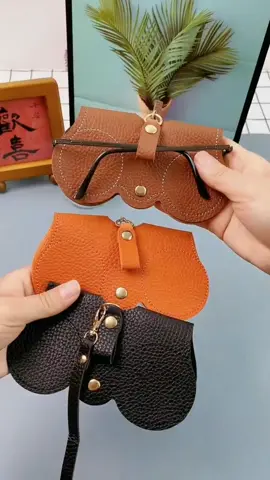 Glasses should not be left lying around as they may be easily scratched. The glasses storage bag is attractively decorated and easy to handle.#glasses bag#glasses hanging bag#sunglasses bag#glasses case