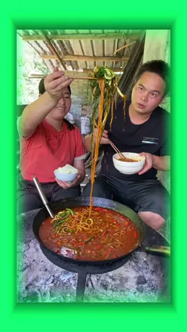 Chồng tôi mua một nắm mì và nhờ tôi nấu. Kỹ năng nấu nướng của tôi thực sự rất tốt. Sau khi nấu xong, anh ấy ăn một lúc hai tô lớn #ruralfood #món #ớt #chồngtôi #amthuctrunghoa #amthuctrunghoa #amthuctrunghoa #amthuctrungquoc #mónngon 