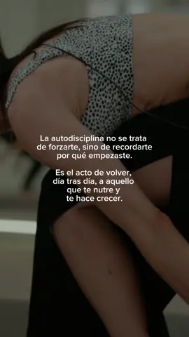 💡En el yoga, como en la vida, la consistencia es clave. Volver a la esterilla después de un descanso requiere determinación, pero también es una oportunidad para redescubrir el poder de la práctica diaria. La autodisciplina no se trata de forzarte, sino de recordarte por qué empezaste. Es el acto de volver, día tras día, a aquello que te nutre y te hace crecer. 🎯 Así que esta semana, recuerda: cada vez que eliges regresar a tu práctica, eliges tu bienestar. Hazlo con gentileza y compasión hacia ti mismo. El camino del yoga es un viaje continuo, y cada paso, grande o pequeño, cuenta. 🔥🙏 #estoicismo #estoicos #autodisciplina #motivacion #yoga #desarrollopersonal #yoga #hotyoga #superacionpersonal #bienestar 
