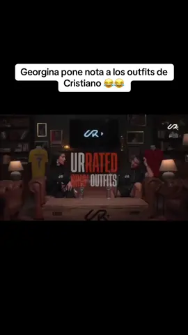 Se me hace raro ver al bicho siendo tan natural #cristiano #georgina