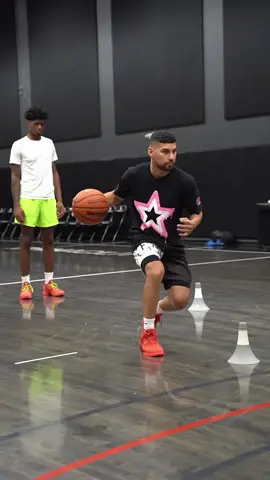Inverted Heavy Step 🔑 A great way change of pace option that allows you to slow down on your Outside Foot before choosing your attack!  @carlsheonyoung__ #basketballtraining