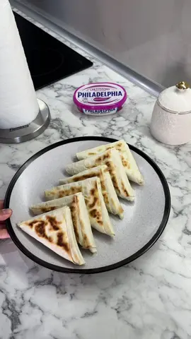 Кожна сирна душа оцінить цю смакоту 🤤 А якщо зробити на грилі буде ТОП 😍  Інгредієнти: Сулугуні - 100 грам Твердий сир - 100 грам Крем-сир Philadelphia Lactosefrei - 1 шт. Зелень Часник (можна не додавати) Лаваш  Лаваш нарізаємо на смужки, викладаємо начинку і прогріваємо на пательні з двох сторін на середньому вогні по декілька хвилин. Це дуже смачно, а головне швидко 🌪️ Смачного! #закуска#сирніконвертики#сирназакуска#топ#рек#лавашзсиром