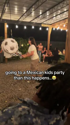 she was okay😭🫶🏽  #fy #mexicans #mexicanparty #piñata #accident #kids 