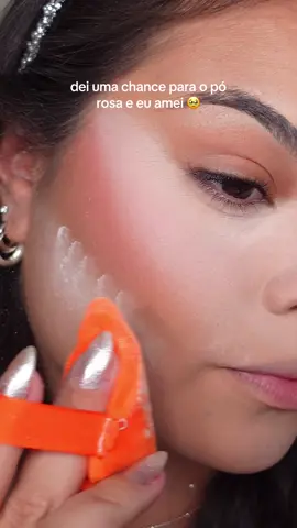 Não tenho muito costume de usar pó com fundo rosa, mas esse me conquistou e ainda deixou um efeito lindo no meu rosto 🥹 Usei o pó solto ultrafino da @Dailus #dailussquad #posolto #makeup #maquiagem 