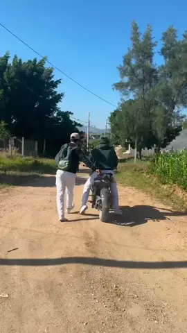 Cc le enseñas a tu compa a manejar  moto😂 justo en el momento de la tragedia #fypシ #fyp #humor #compas #moto #manejomoto #mt09 #life #foryou #paratiiiiiiiiiiiiiiiiiiiiiiiiiiiiiii #viral #fypシ #fyppppppppppppppppppppppp 