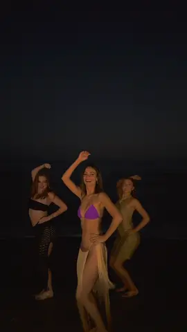 I wanna see some of you doing the #Down choreo 🫵🏻👀💕 (beach optional) 😉  @pootbearliv @Caroline Cullers  #newmusic #dancetok  