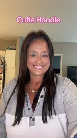 This hoodie has me ready for the fall!! I love this color combo!! @MAGRITTA #magritta #hoodie #hoodieszn #hoodies #fallfashion #OOTD #outfitideas #styleinspo 