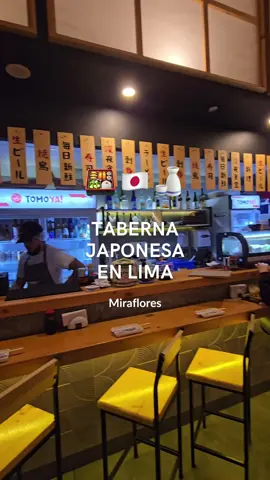Te encantaría probar comida asiática y sentirte como en el mismo Japón? 🇯🇵 Fuimos a @tomoya.pe! Una taberna japonesa buenísima 👺 Probamos: -Ramen y medio, que tenía un ramen a elección  (nosotros pedimos tonkotsu) y 5 rolls (elegimos los tomoya) que estaba todo a s/48. El ramen estuvo bien rico y con mucha variedad, y los rolls que elegimos tenían un sabor bien rico! Todo super.  -Chicken Teriyaki (s/30) que venía con arroz y ensalada y parecía poquito, pero llenaba. También tenía un sabor muy rico. Y de tomar, pedimos un Sake Bomb (s/25) que era una cerveza a elección y Sake, junto con un coctel: Kyuri Shochu Tonic (s/28) que tenía un sabor fresco y frutado. No solo la comida estaba rica sino también la experiencia fue buena y el lugar estaba bonito. Eso sí! Asegúrense de reservar porque es pequeño 🫡 ---- #restauranteslima #comidajaponesa #limaperu #ramenlima #miraflores #restaurantesmiraflores #ramen #makislima #Sake 