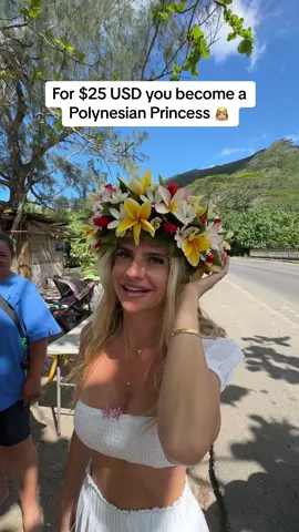 These flower crowns are typical to the pacific islands and even more to the Polynesian islands. In French Polynesia ladies wear them at events and on Saturday and Sunday for church services. @Jessmelu | Travel bought one in Moorea on the side of the road for around 25 USD because she loves them and it is something typical for French Polynesia of course. Good choice, I like these pretty crowns, gives me instant islandlife feelings. #moorea #polynesia #islandlife 
