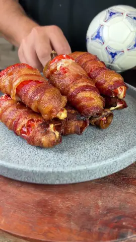 Chili poppers !! Chiles rellenos de queso envueltos en tocino.  #snack #chili #chiles #bacon