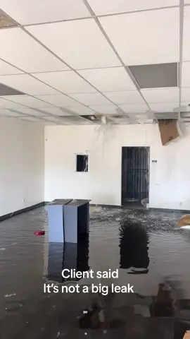 walked into a water fall 🤦‍♂️🤦‍♂️#waterleak #plumbing #plomero #foryou #virał 
