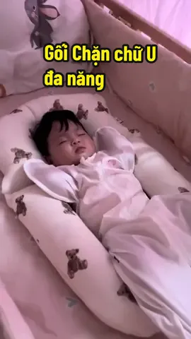 Chiếc gối chặn chữ U đa năng. Trợ thủ đắc lực giúp các bé ngủ ngon không bị giật mình tỉnh giấc. Chiếc gối giúp các tư thế ngủ của bé được thoải mái tối đa khi ngủ mà bé nào cũng thích mê tại Vuông tròn #vuôngtròn #gối#chặn #bengungon #beyeu #goichongtraonguocchobe 