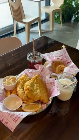 📍Kingfisher Fish & Chips trying mom’s biggest hype fish & chippies (we got grouper!) +🍍fritters in town 🤤 also fresh soy milk +1 for that protein intake  (also why is tiktok quality so bad 😭 i uploaded high 😫)