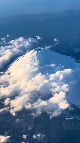 Mt Fuji from airplane.Cách chọn chỗ ngồi để có thể nhìn thấy núi Phú Sĩ trên các chuyến bay từ Narita về Việt Nam#travel #lifeinjapan #mountfuji #旅行 #vietjetair 