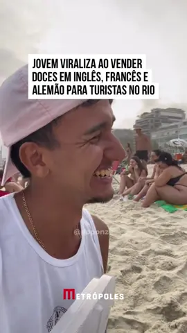 🧁🍰 Talentoso e trabalhador, um jovem está encantando turistas nas praias do #Rio de Janeiro com sua habilidade de vender #doces em inglês, francês e alemão. No vídeo que ele próprio publicou nas redes sociais, o rapaz demonstra simpatia ao se comunicar em diversos idiomas, ganhando a atenção de todos. A cena rapidamente #viralizou, e os internautas se mostraram impressionados com a habilidade e a dedicação do jovem. #tiktoknotícias