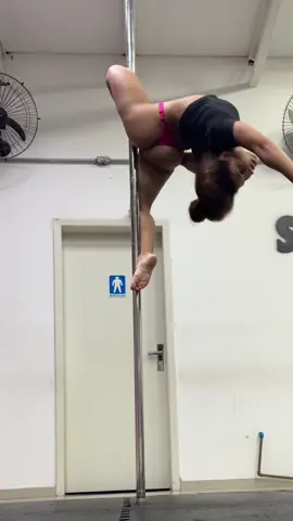 O Frio acaba com o nosso treininho 😭🥶 #fyp #treino #frio #poledance #poletok 