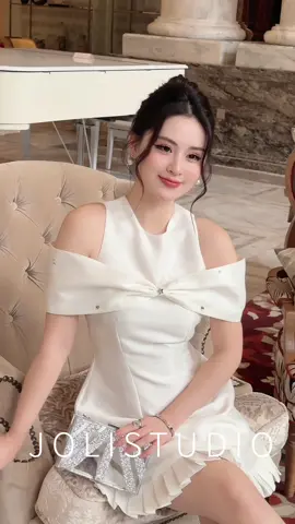 Thả dáng xinh trong thiết kế ngọt ngào từ Joli. Với form đầm xuông tôn dáng cùng làn váy được thiết kế bồng bềnh tôn lên nét nữ tính, đầm Joli trở thành item được săn đón hàng đầu trong mùa mới ________________________________ #jolistudio #vaythietke #damthietke #vayditiec 
