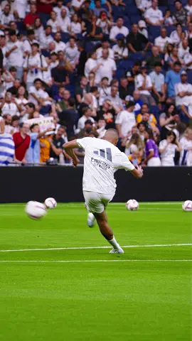 👊 Kylian Mbappé calentando en el Santiago Bernabéu 😎 #realmadrid #4kclips #mbappe