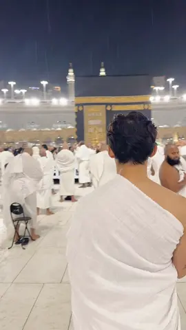 لبيك اللهم لبيك لبيك لا شريك لك لبيك إن الحمد والنعمة لك والملك لا شريك لك 