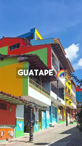 🌈 Este colorido pueblo está a tan sólo 2 horas de Medellín. 👉 Guatapé se caracteriza por sus casas  llenas de colores y sus zócalos, que nos dan información sobre quienes viven ahí, como su historia, profesión o cosas que les gustan o representan. 🔐  Si vas a viajar a Colombia próximamente, guarda este vídeo y descubre uno de sus pueblos más bonitos. #Colombia #turismo #Guatapé #marketing #publicidad #Medellin #viaje #destinos #destinosturísticos 