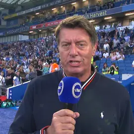 Ferdi Kadıoğlu devre arasında Brighton tribünlerini selamlıyor.