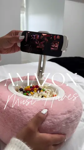 🧸For cozy season!   👉🏼This is a plushie pillow phone/tablet holder with a built-in snack section! Great for reading, watching shows, scrolling, or lounging!   #amazon #amazonfinds #amazonmusthaves #amazonhome #amazondeals #amazonfinds2024 #homehacks #homefinds #deals #houseguests #guests #cleanhome #renterfriendly #renter #apartment #kidsfinds #organized #kindle #read #readingnook #booknook #books #reading #couch #sofa 