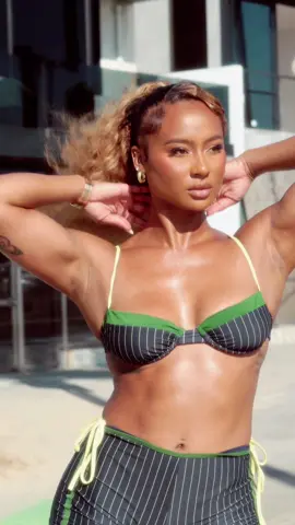 Just a gym girly that thrives in the summertime. ☺️👙☀️🌴 Link in bio to sign up for my 30 day challenge with @thebank_fitcamp! Fully guided work outs and meal guides for all my girls that need some inspo this summer.