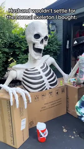 Don’t #settle for #boring #halloweendecor  . @Gus Fink #skeleton #halloweendecorations #skeletonart #halloweentime #halloween #giant 