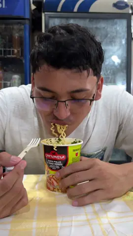 Lo fácil y rico que es comer en el mercado🤤🥬🥕🍅 A mi me encantan las sopitas instantaneas que te preparan con todo y mis favoritas son las de la Cantonesa 😋 Super fácil y rápido, en 3 minutos está lista 😱 Yo la pido con cebollita picada, cilantro y limón. Hoy pedí la Cantonesa tamaño XL que trae un 15% mas de producto y la verdad sí Ta Wena! 🔥  #viral #parati #fly #reels #humor #comedia #tiktok #elsalvador #fouryou #comida 