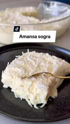 Amansa sogra 😮‍💨 Pensem numa receita perfeitaaaa!! Super cremosa e o melhor, bem barata!  Ingredientes:  1 lata de leite condensado  2 caixinhas de creme de leite  1 suco em pó sabor abacaxi  100 gramas de coco seco ralado  Modo de preparo:  No liquidificador acrescente todos os ingredientes ( menos o coco) e bata por 2 minutos, acrescente o coco e misture delicadamente, coloque em uma travessa e leve pra geladeira por 2 horas. Finalize com coco seco ralado!  Fica incrível 💖 #fy 