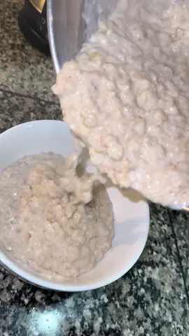Oatmeal the way i like it Ingredients : Old fashioned oats  Milk ( whole milk, carnation) Heavy cream Sugar  Salt Cinnamon Vanilla extract  #fyppppppppppppppppppppppp #foryoupage #fypシ゚viral #breakfast #oatmeal #fy #foodtiktok #recipes 