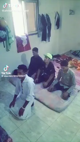 اربعه بيصلوا واحد دخل قال السلام عليكم 1 قلو  وعليكم السلام و 2 قلو مترودش علي حد وانت بتصلي و 3 قلهم صلتكم انتو الاتنين متنفعش و 4 قال الحمدلله اني متكلمتش 🔥✔🔥✔🔥# #الشعب_الصيني_ماله_حل😂😂 