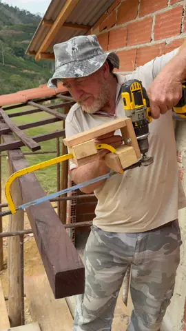 Él hizo un mecanismo para cortar madera de forma automática 😲