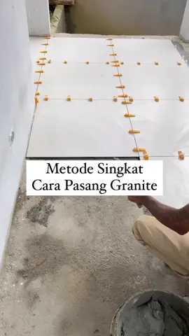 Hal ini banyak ga dilakuin orang waktu pasang granit ! Pertama leveling lantai dlu, kedua pakai adukan mortar biar ga terlalu banyak dan tebal perekat nya  Ketiga pakai tiling spacer biar jarak nat sama. Terakhir untuk pemadatan bisa pake palu karet atau yang lebih bagus vibrator model kop gais. Kalo masang nya rapih hasil nya puas ! #granite #spacer #marmer #lantai #desuastu 