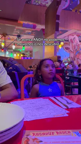 Nos convertimos en juguetes de Andy 😍 fuimos a este restaurante donde necesitas quedarte inmovil para que no te descubran ✨ #fyp #parati #padres #parenting #hijos #momlife #parentsoftiktok #food #disney #comida #daughter #kids #familia #dad #padres #review 