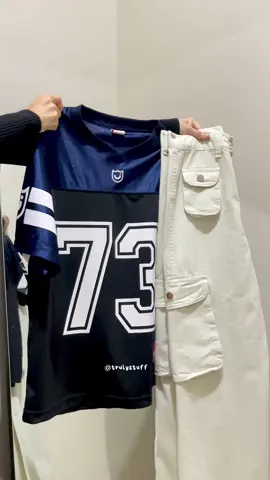 Outfit inspo hari ini, aku pake jersey sm celana cargo ✨ jerseynya sebagus itu, bahannya lembut dan pas dipakai bikin aku keliatan kurus gitu !! #celanacargo #cargopants #outfitideas #outfitinspo #mixnmatch #racuntiktok #tiktokshopindonesia 