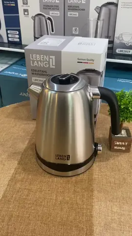 Ấm siêu tốc inox bình siêu tốc inox LEBENLANG LBE2662 điều khiển nhiệt độ, bảo hành đổi mới trong 2 năm    - Công suất: 1850W-2200W - Chất liệu: Inox 304 - Lựa chọn nhiệt độ cần đun và khởi động ấm để đun - Đế xoay 360 độ có thể đun nước ở nhiều góc độ khác - Màn hình LED hiển thị nhiệt độ nước trong ấm siêu tốc LBE2662 - Khóa nắp an toàn cùng tay cầm cách nhiệt chắc chắn - Lưới lọc ở vòi ấm siêu tốc giúp lọc cặn vôi do khoáng chất trong nước bám lại trong lòng ấm sau nhiều lần đun nước - Thiết kế hiện đại, sang trọng   Ấm đun nước siêu tốc bằng inox Lebenlang 1,7L có kiểu dáng mới lạ, hiện đại với vẻ ngoài sang trọng. Bình được hoạt động với công suất mạnh mẽ 2200W và trang bị nút bật có đèn hiển thị báo. Dung tích bình lên đến 1.7L giúp bạn có đủ lượng nước để đáp ứng cho nhiều nhu cầu sử dụng khác nhau trong cuộc sống như pha mì, pha trà, cà phê…   Chất liệu cao cấp Ấm đun nước siêu tốc  Lebenlang 1,7L LBE2662  được cấu tạo 1 lớp inox 304 giúp thành bình chắc chắn, có độ bền cao tạo được tuổi thọ lâu dài cho thiết bị. Và mâm nhiệt bằng chất liệu Inox không gỉ sét, giúp hấp thu nhiệt nhanh, hạn chế rò rỉ điện đảm bảo an toàn khi sử dụng. Vật liệu sản xuất không chưa BFA, an toàn với sức khỏe người sử dụng.   Lưới lọc cặn trong vòi rót giúp lọc cặn ở lại trong ấm khi rót nước ra.   Tích hợp đế xoay thông minh Đặc biệt, sản phẩm có đế xoay 360 độ giúp bạn có thể nấu nước ở nhiều góc độ khác nhau và đế có thể cuốn bảo vệ dây điện tránh được các tác động ngoại lực đồng thời tạo sự gọn gàng cho thiết bị khi không sử dụng. Sử dụng công tắc cảm ứng hơi nước, sẽ tự động ngắt nguồn điện khi nước sôi, đảm bảo an toàn sử dụng.