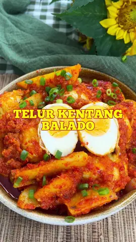 TELUR KENTANG BALADO🔥 ini salah satu menu confort yang udah pasti enak😍 dan yang penting bumbunya medok! 🔽RESEP🔽 TELUR KENTANG BALADO BAHAN: 10 butir telur rebus 2 buah kentang ukuran besar 8 lembar daun jeruk 1 sdt gula 1 sdt penyedap 1 sdt kaldu bubuk ½ sdt garam 60 ml air 8 butir bawang merah iris Bumbu halus: 40 buah cabe merah keriting 8 buah cabe rawit 12 buah bawang merah 7 buah bawang putih ½ buah tomat merah