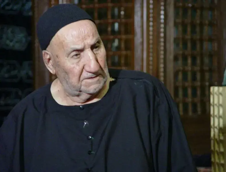 خادم الحسين الحاج تقي شريعتي الذي عاهد الحسين (ع) من بداية شبابه انه لم ينزع الأسود على مصيبة سيد الشهداء (ع) وبلفعل لم ينزع السواد الى ان ذهب لأداء مناسك الحج فرأوا بين جموع الحجاج المحرمين بالإحرام الأبيض شخصاً لابس السواد ويطوف بيت الله ويصيح (حسین حسين حسين ( فاقبل أمن الحرم المكي وأمسكوا به وأخذوا يضربونه ضرباً قاسياً حتي اغمي عليه. وحينما أفاق حاج تقي شريعتي رأى نفسه بالمستشفى وقد انتزعوا منه اللباس الأسود ، تأذى كثيرا واخذ يبكي ويضرب نفسه ويصيح من أنزعني لباسي ؟!! ومن شدة الأذية غفى الحاج تقي شريعتي وإذا بالمنام يأتيه شيخ الأصحاب حبيب بن مظاهر وقال له: أنهض جاء مولاك الحسين (ع) أنهض أنهض ، نهض الحاج تقي واخذ يعاتب مولاه الحسين (ع) ويقول: يا مولاي أنا طلبت منك وعاهدتك ان توفقني بأن لا أنزع السواد لماذا قبلت ان ينزعوني السواد ؟ فأجابه الحسين (ع) : خلعوا عنك ذاك اللباس الأسود والان جئتك بقميص غيره من امي الزهراء وقد خيطته بيدها بعدها فاق الحاج تقي وشاهد القميص الاسود موضوع بجانبه على السرير فلبس ذاك القميص الاسود واعادوا الى ايران حيث بقي بذلك القميص الأسود حتى الممات ، ووصى اهله ان يدفن بذاك القميص ودفن بجانبه على السرير فلبس ذاك القميص الاسود واعادوا الى ايران حيث بقي بذلك القميص الأسود حتى الممات ، ووصى اهله ان يدفن بذاك القميص ودفن . وأيضا أوصى ان لا يحملوا في تابوت بل يحملوا بالحصيرة ، كما حمل الامام الحسين ، وكان تشييعه يعتبر من اضخم تشييع في مدينة زنجان بدولة ايران وأيضا أوصى ان لا يكتب على قبره اسمه ويكتبون بيتاً باللغة الفارسية مضمون البيت الشعرى هو انا ليس لي اسم انا ضايع في عشق الحسين وليس لي اسم توفي حاج تقي شريعت سنة ۲۰۱۲ وكان هو من مؤسسين حسينية اعظم في مدينة زنجان والافتتاح كان بحظور المرحوم الرادود السيد جواد ذاكر والرادود حسين عيني ، وكان يتواجد عنده العلماء وأهل العلم وأن زوجته السيدة فاطمة استشهدت في عزاء سيد الشهداء (عليه السلام) في زمن نظام الشاه ... فهل نملك عشقاً مثل عشقه؟💔 #لايوم_كيومك_ياابا_عبدالله_الحسين🏴💔 #السلام_عليك_يااباعبد_الله_الحسين #السلام_عليك_يا_ابا_الفضل_العباس_ع #السلام_عليك_يااميرالمومنيين_علي #نسألكم_الفاتحة_والدعاء #متابعه_ولايك_واكسبلور_احبكم 