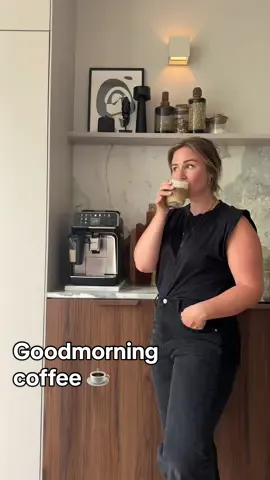 Een warme koffie in alle rust drinken ☕️ Alle ouders weten vast wel wat ik bedoel 😅  Het kostbare moment dat ik van mijn koffie geniet voor de storm van de dag is in de ochtend, liefst voordat iedereen wakker is. In stilte. M’n nieuwe koffiemachine is 40% stiller dan voorgaande modellen, love it! Mijn favoriet is een cappuccino met plantaardige melk. De nieuwe Philips LatteGo 5500 series geeft een super dikke gladde schuimkraag, óók met plantaardige melk. En de keuze is reuze: maar liefst 20 verschillende soorten koffie met 1 druk op de knop 🪄  Ben jij meer een zwarte koffie, koffie met melk of een latte type? Zeg het me 🫶🏻⬇️😋 Oh net als tips over plantaardige barista melk! . . . . #PhilipsLatteGo5500 #PhilipsLatteGo #Koffie #MyPhilipsHome #MyPhilipsCrush #Cappuccino #Espresso #Coffee #Coffeetime #Coffeelover #Coffeelovers #Coffeeaddict #Coffeecoffeecoffee